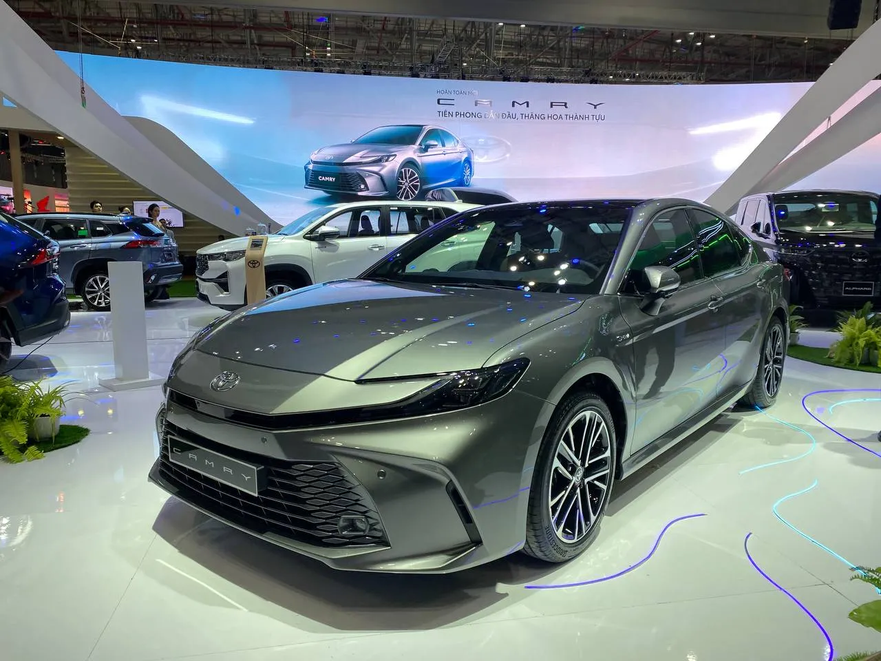 Đánh giá chi tiết thiết kế mới của Toyota Camry: Trẻ trung, thể thao và cao cấp hơn